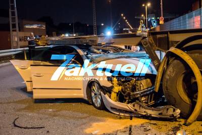 Autorennen am Containerhafen? VW fährt mit hoher Geschwindigkeit unter abgestellten LKW-Anhänger - Fahrer glücklicherweise nahezu unverletzt