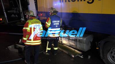 LKW-Unfall auf der A8/A81 bei Leonberg, 2 Fahrstreifen blockiert. Feuerwehr & Bergungsfirma im Einsatz