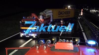 LKW-Unfall auf der A8/A81 bei Leonberg, 2 Fahrstreifen blockiert. Feuerwehr & Bergungsfirma im Einsatz