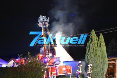 SCHWÄBISCH GMÜND: Dachstuhl in Vollbrand - Feuerwehr rettet Person aus Gebäude