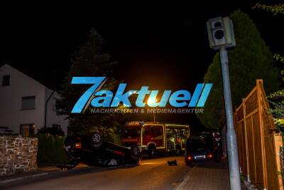 Schwerer Crash in Karlsbad: PKW rammt parkendes Fahrzeug und überschlägt sich und bleibt auf dem Dach liegen - Feuerwehr im Einsatz