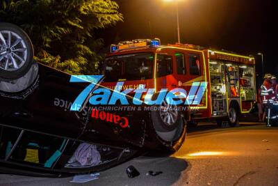 Schwerer Crash in Karlsbad: PKW rammt parkendes Fahrzeug und überschlägt sich und bleibt auf dem Dach liegen - Feuerwehr im Einsatz