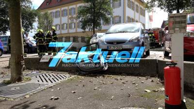 PKW rollt am Fahrer vorbei den Berg hinunter und kracht in Ladengeschäft, hinten sitzende Mitfahrerin wurde verletzt