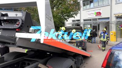 PKW rollt am Fahrer vorbei den Berg hinunter und kracht in Ladengeschäft, hinten sitzende Mitfahrerin wurde verletzt