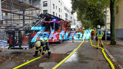 Isoliermaterial auf einem Neubau in der Happelstraße geriet in Brand - Großaufgebot der Berufsfeuerwehr Heilbronn