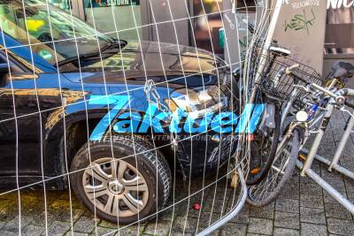 Crash mitten in der Karlsruher Innenstadt: PKW reisst Bauzaun um und rast in Fahrradständer - Fahrer wurde schwarz vor Augen