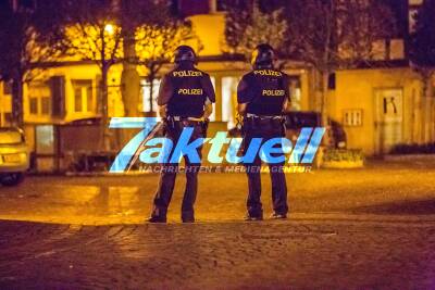 Streit im Straßenverkehr eskaliert so das Schüsse fallen - Pizzabote angeschossen - Tatort gesichert mit Einsatzkräften in Anti Terror Schutzanzügen