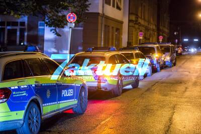 Polizeieinsatz gegenüber vom SWR: Polizei umstellt Wohngebäude nach vermeintlichem Schuss - Offenbar dann doch nur blinder Alarm gewesen