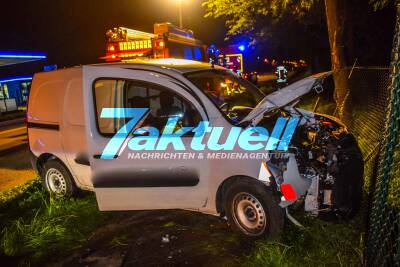 Nächtlicher Crash in Karlsruhe: Transporter rast Laternenmast um und kommt an Zaun zum stehen - Feuerwehr im Einsatz