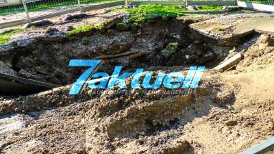 Großes Loch in der Straße: Wasserrohrbruch setzt Stuttgarter Straße in Karlsruhe komplett unter Wasser - Reparaturarbeiten dauern an