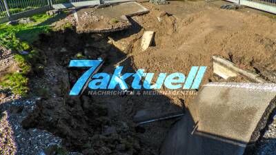 Großes Loch in der Straße: Wasserrohrbruch setzt Stuttgarter Straße in Karlsruhe komplett unter Wasser - Reparaturarbeiten dauern an