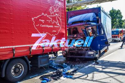 Schwerer LKW-Unfall BAB5 Kronau: Fahrer schwer verletzt eingeklemmt - Feuerwehr im Einsatz - Rettungsgasse misserabel gebildet