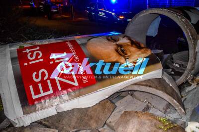 Umgerast! Schwerer Crash in Karlsruhe: BMW rast in Litfaßsäule und reisst sie komplett um - Wahlplakat von Kanzlerkandidat Schulz wird zerfetzt