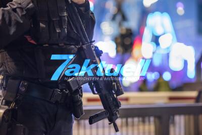 Cannstatter Wasen 2017: Abend-Impressionen und Polizist mit Maschinenpistole am Eingang