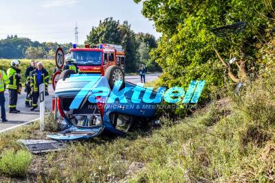 Schwerer Crash in Neulussheim: Vater und Kleinkind mit unglaublichem Schutzengel - PKW überschlägt sich und bleibt auf Dach liegen