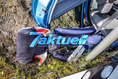 Schwerer Crash in Neulussheim: Vater und Kleinkind mit unglaublichem Schutzengel - PKW überschlägt sich und bleibt auf Dach liegen