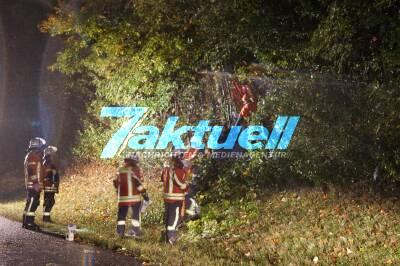 PKW schleudert wegen Aquaplaning auf A81 in Böschung
