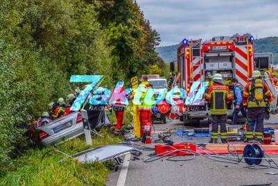 Schwerer Frontalcrash mit schlimmem Trümmerfeld: Rettung des eingeklemmten Fahrers dauert eine Stunde - 3 Verletzte, darunter ein Kind