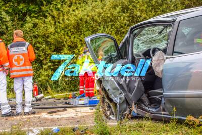 Schwerer Frontalcrash mit schlimmem Trümmerfeld: Rettung des eingeklemmten Fahrers dauert eine Stunde - 3 Verletzte, darunter ein Kind