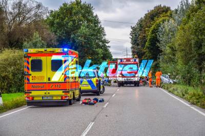 Schwerer Frontalcrash mit schlimmem Trümmerfeld: Rettung des eingeklemmten Fahrers dauert eine Stunde - 3 Verletzte, darunter ein Kind