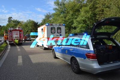 Tödlicher Motorradunfall: Kradfahrer verliert Kontrolle, schleudert über B3 und prallt gegen Leitplanke - Krad geht in Flammen auf