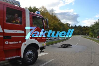 Tödlicher Motorradunfall: Kradfahrer verliert Kontrolle, schleudert über B3 und prallt gegen Leitplanke - Krad geht in Flammen auf