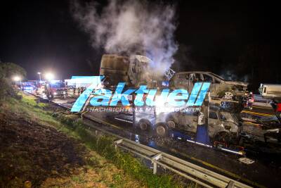Nagelneue Autos fangen Feuer: Fahrer des Autotransporters konnte in letzter Minute brennenden Sattelzug in Baustelle abstellen