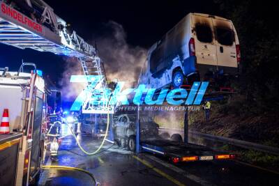 Nagelneue Autos fangen Feuer: Fahrer des Autotransporters konnte in letzter Minute brennenden Sattelzug in Baustelle abstellen