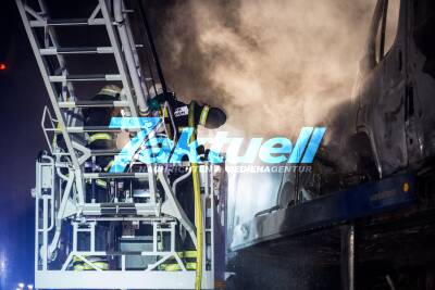 Nagelneue Autos fangen Feuer: Fahrer des Autotransporters konnte in letzter Minute brennenden Sattelzug in Baustelle abstellen