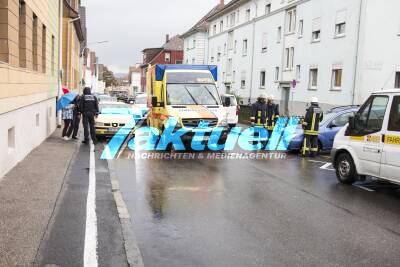 85 Jähriger verliert in Heilbronn Böckingen die Kontrolle über sein Fahrzeug und knallt gegen eine Hauswand und verletzt sich leicht