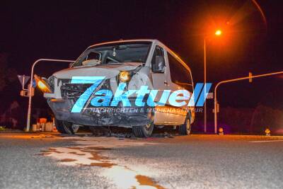 Schwerer Crash in Mannheim-Sandhofen: VW Crafter rast in Kleinwagen - Fahrer wird schwer verletzt - Ampelanlage war abgeschaltet