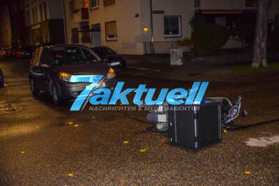 Verkehrsunfall mit Pizzalieferanten in Karlsruhe: PKW kracht in Motorroller von Lieferservice - Fahrer muss verletzt in Klinik