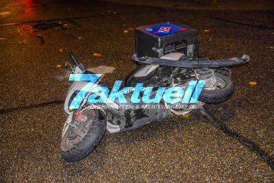 Verkehrsunfall mit Pizzalieferanten in Karlsruhe: PKW kracht in Motorroller von Lieferservice - Fahrer muss verletzt in Klinik