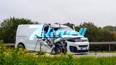 Schwerer Verkehrsunfall auf der A65 - Transporter rast in Sattelzug - Feuerwehr und Rettungskräfte im Einsatz