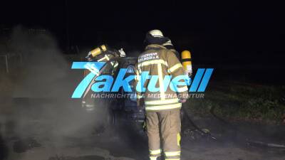 Smart brennt komplett aus, Feuerwehr löscht die Reste eines Fahrzeugvollbrand ab