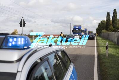Einen mega Rückstau in beiden Richtungen nach Begegnungsunfall kurz vor Murr - LKW kommt von Spur ab und fährt auf Kleintransporter auf, der wiederum auf LKW mit Stromgeneratror schob - 1 Verletzter