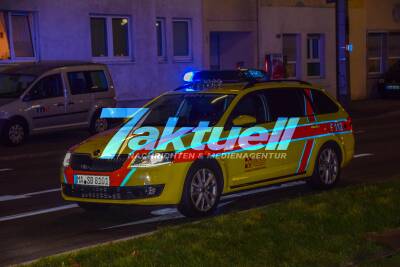Schwerer Crash direkt vor Hauptfeuerwache Mannheim: PKW kracht in voll besetzte Strassenbahn - Fahrgäste haben grosses Glück
