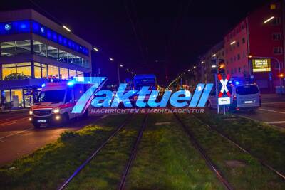 Schwerer Crash direkt vor Hauptfeuerwache Mannheim: PKW kracht in voll besetzte Strassenbahn - Fahrgäste haben grosses Glück