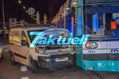 Schwerer Crash direkt vor Hauptfeuerwache Mannheim: PKW kracht in voll besetzte Strassenbahn - Fahrgäste haben grosses Glück