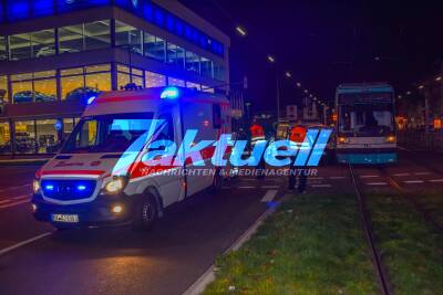 Schwerer Crash direkt vor Hauptfeuerwache Mannheim: PKW kracht in voll besetzte Strassenbahn - Fahrgäste haben grosses Glück