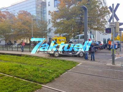 Schwerer Unfall in Karlsruhe: 1 Person in PKW eingeklemmt und muss von Feuerwehr befreit werden - 3 Verletzte