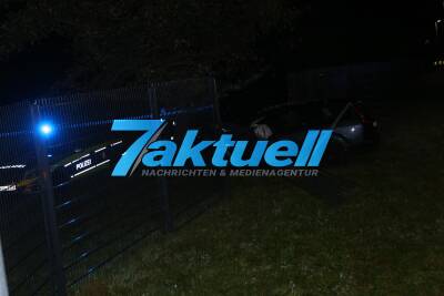 PKW fährt durch einen Zaun ins Stihlgelände