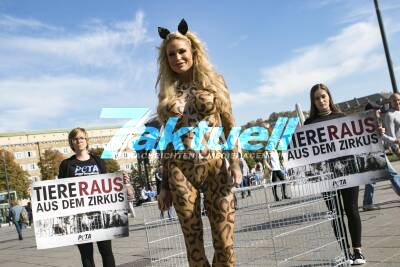 PETA Aktion: Playmate Ramona Bernhard mit Raubtier-Bodypainting gegen Tierquälerei bei Circus Krone