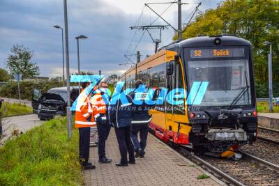 Horrorcrash mit Straßenbahn: 2 Lebensgefährlich Verletzte - Straßenbahn rast in Transporter - 2 Hunde ebenfalls verletzt