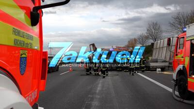 LKW mit Gerüstteilen umgekippt, 2 Fahrstreifen gesperrt. Polizei zieht Handyfilmer (Gaffer) heraus. Bergung des LKW