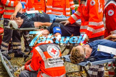 ÜBUNG: Amoklauf an Schule in Bruchsal-Helmsheim mit 13 Schwerverletzten: Grossübung der SEG-Mitte des DRK