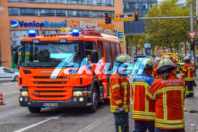 Feuer in Dachgeschosswohnung: Bewohner rettet sich auf Balkon vor den Flammen - Berufsfeuerwehr und Rettungsdienst im Grosseinsatz