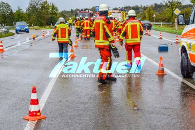 Schwerer Unfall in Bruchsal: PKW kracht in Leitplanken - Feuerwehr muss 50 Meter Mittelleitplanke entfernen