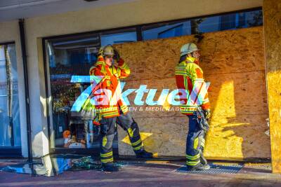 Spektakulärer Crash in Oftersheim: PKW rammt parkendes Fahrzeug und rast in Schaufenster von Bekleidungsgeschäft - 3 Verletzte
