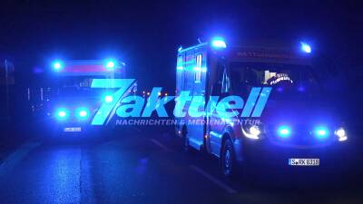 Mercedes kracht in LPG betriebenen Audi. Feuerwehr sichert Unfallstelle ab, 2 Verletzte